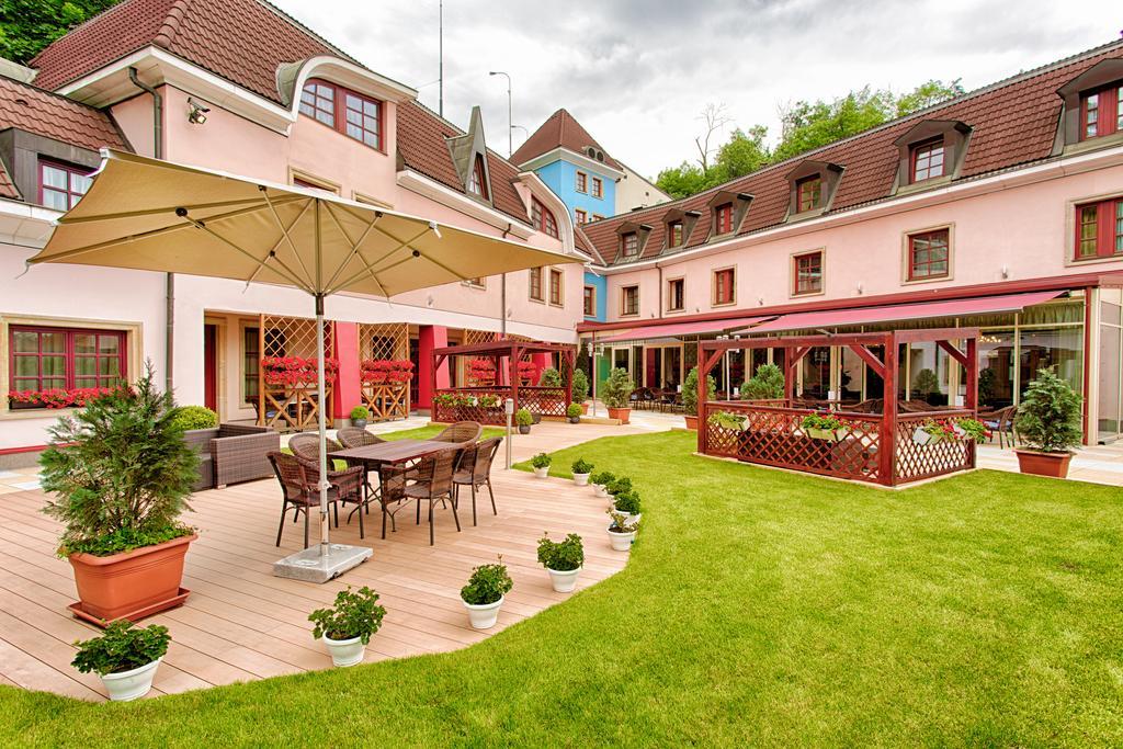 Hotel Hoffmeister Prague Exterior photo The courtyard of the hotel