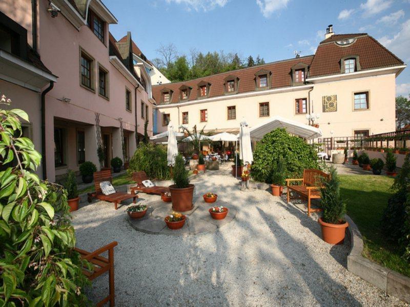 Hotel Hoffmeister Prague Exterior photo The courtyard of the former abbey