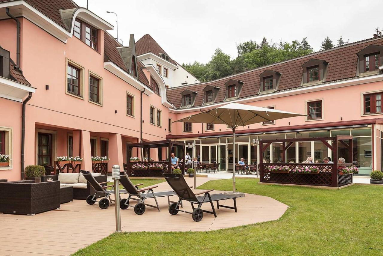 Hotel Hoffmeister Prague Exterior photo The courtyard of the hotel